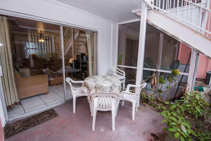 Two Bedroom Two Bath Family Condo - Sleeps Four - Unit B - Private Beach セント・ピーターズバーグ エクステリア 写真