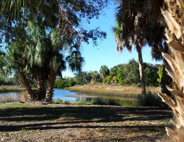 Two Bedroom Two Bath Family Condo - Sleeps Four - Unit B - Private Beach セント・ピーターズバーグ エクステリア 写真